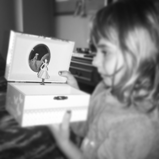 Una niña y una caja de música